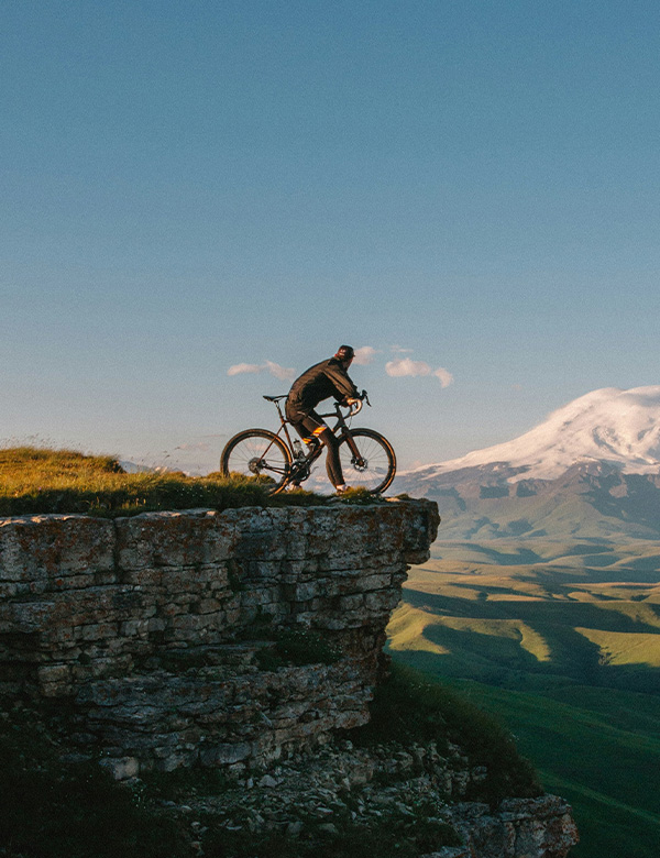 1. Provence Signature Détail d’un cycliste professionnel au lever du soleil, équipement French Cyclard – STUDIO M2X photographie de sport