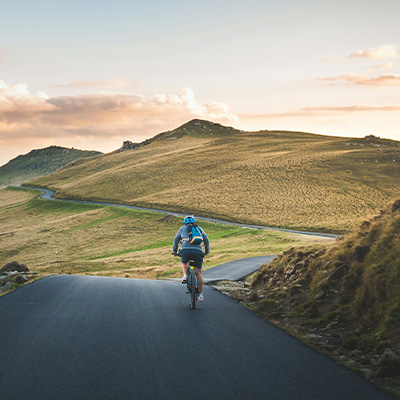 4. TRACK Cycliste professionnel sur route de montagne au lever du soleil – STUDIO M2X photographie sport