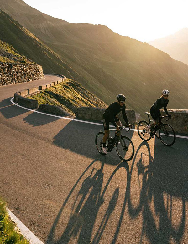 TRACK-ACCUEIL-WATTS-IN-PROVENCE Portrait d’un cycliste professionnel équipé de la tenue French Cyclard et lunettes Oakley – STUDIO M2X photographie sportive