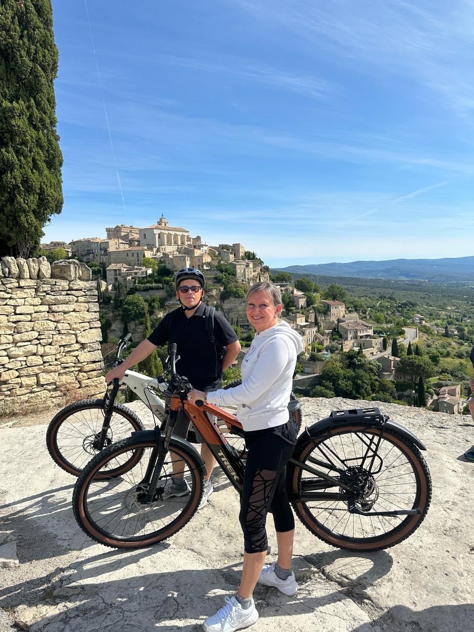 Retrouvailles en Luberon – L&rsquo;expérience vélo clé en main de Dan & Laurence